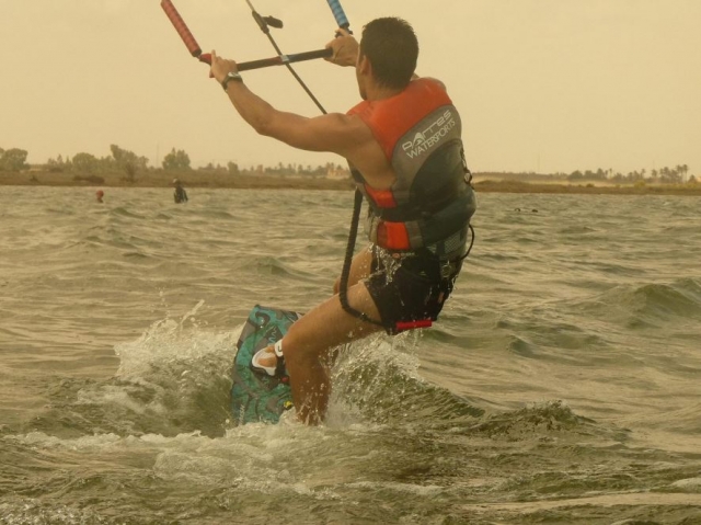 Aprendiendo kite con chaleco de seguridad